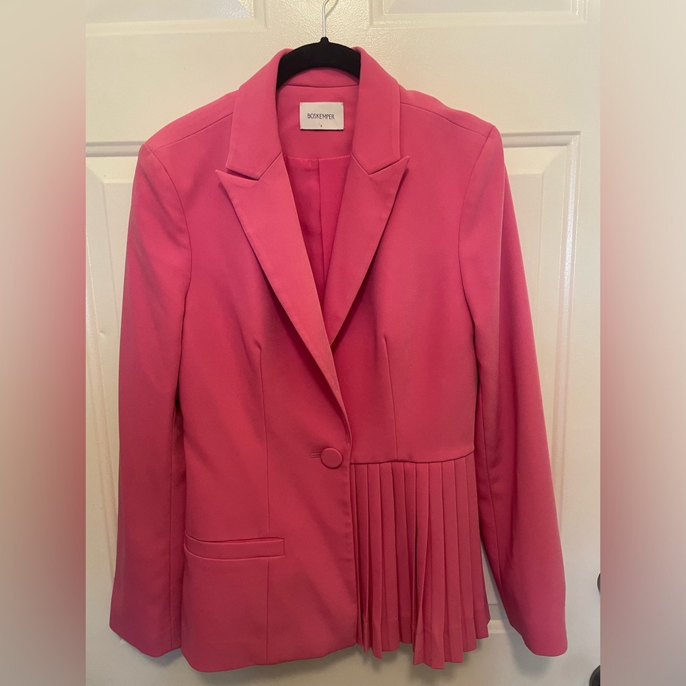 Cool, pleaded hot pink blazer